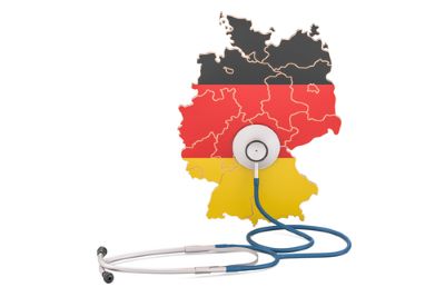 Carte de l'allemagne aux couleurs du drapeau allemand avec un stéthoscope, pour représenter le système de la sécurité sociale en Allemagne.