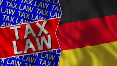 Un drapeau allemand avec les termes "tax law", pour symboliser la fiscalité en Allemagne.