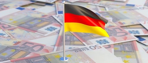 Un drapeau allemand avec des billets en euros, pour symboliser le thème du smic en Allemagne.